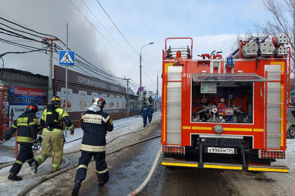 В Волгограде на рынке «Олимпия» потушили пожар