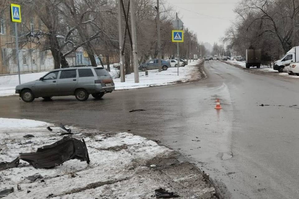 Водители двух машин попали в больницу после ДТП в Ворошиловском районе Волгограда