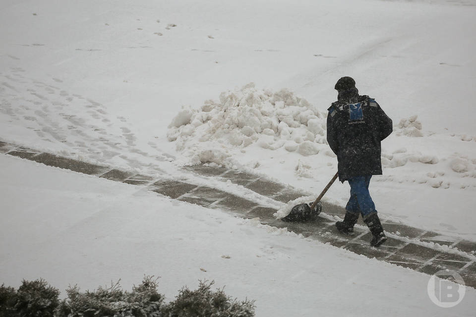 Больше 1800 дворников расчищают дороги и тротуары от снега в Волгограде