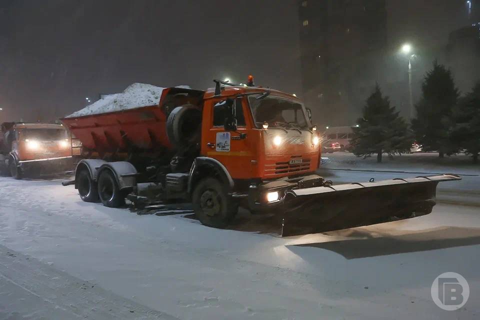 На дороги Волгограда выпустили 70 единиц спецтехники из-за снегопада