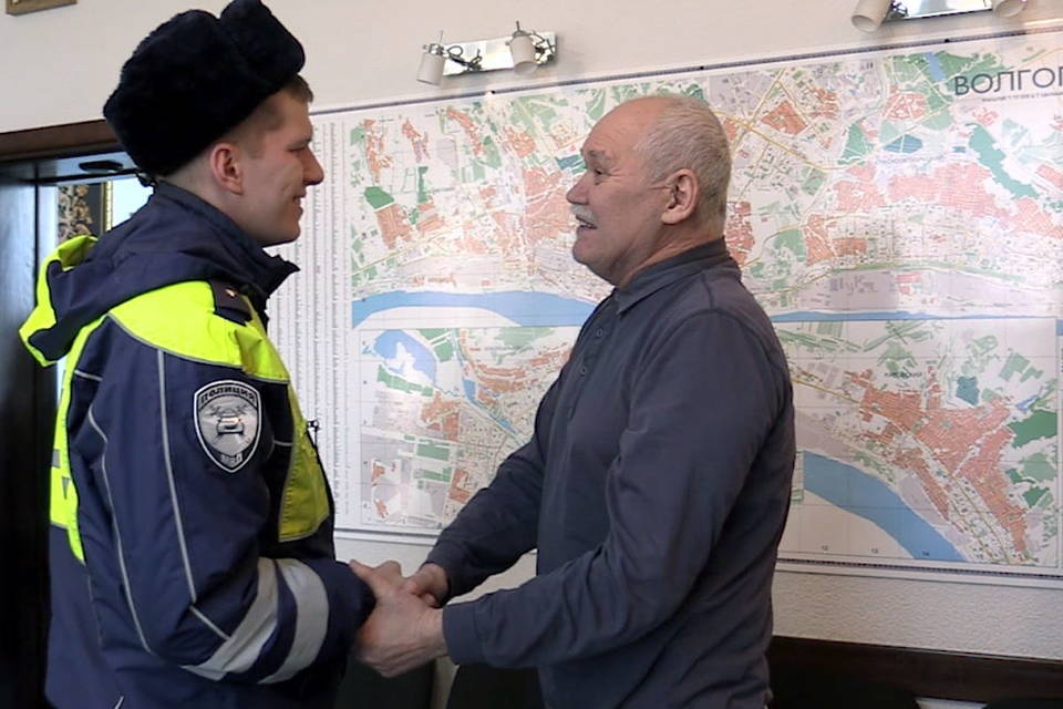 В Волгограде сотрудники ГИБДД спасли 68-летнего водителя