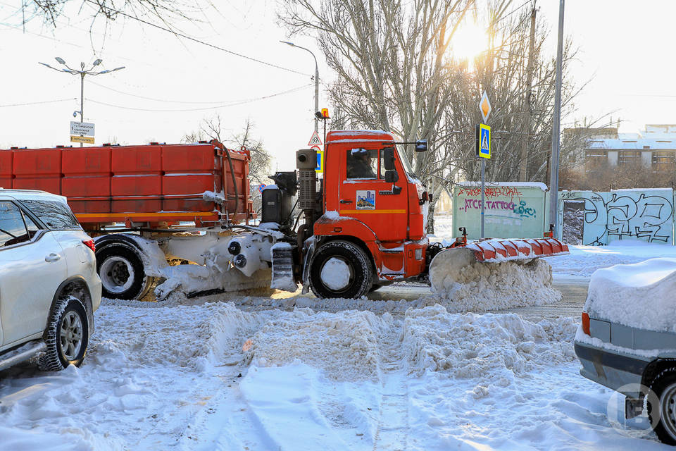 В Волгоградской области дороги очищали от снега 309 единиц спецтехники