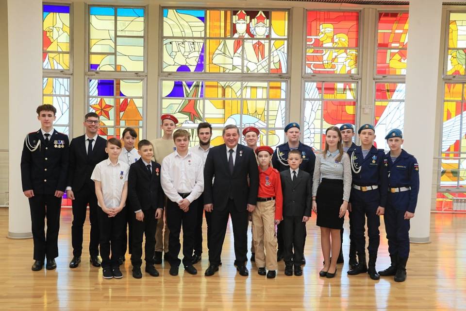 В Волгограде Герой России Бочаров встретился с детьми-героями