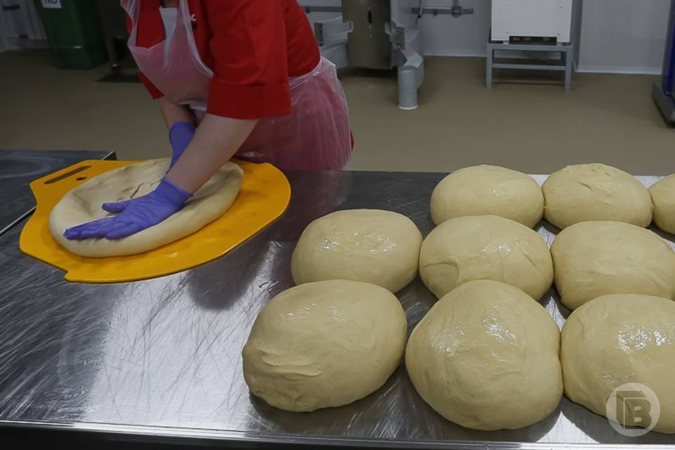 В Волгограде пекарь чуть не потерял руку в тестораскатке