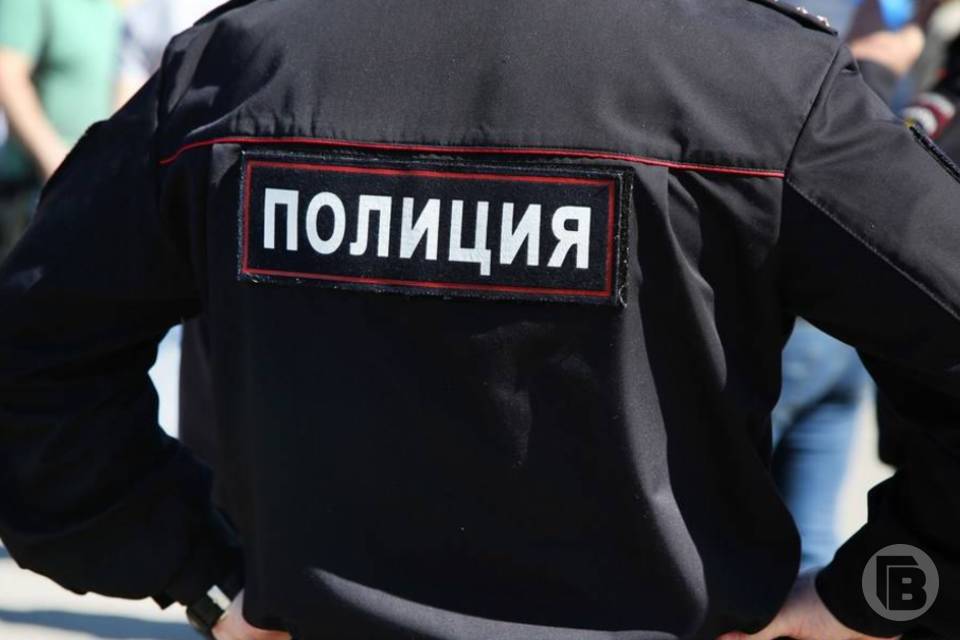 Разбил стеклопакет: ночью волгоградец проник в магазин и украл сигареты на 150 тысяч рублей