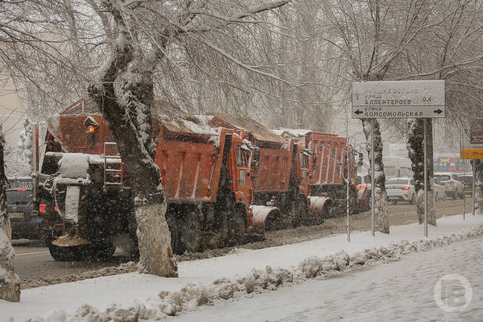 В Волгограде спецтехника чистит дороги и обрабатывает их реагентами