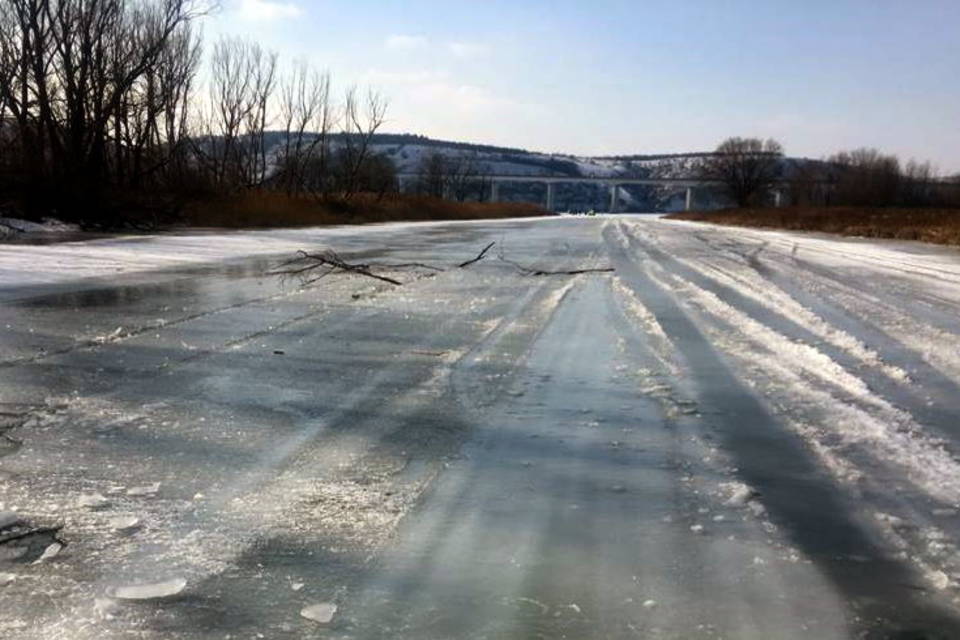 Машина ушла под лед: тело волгоградца извлекли из реки Дон