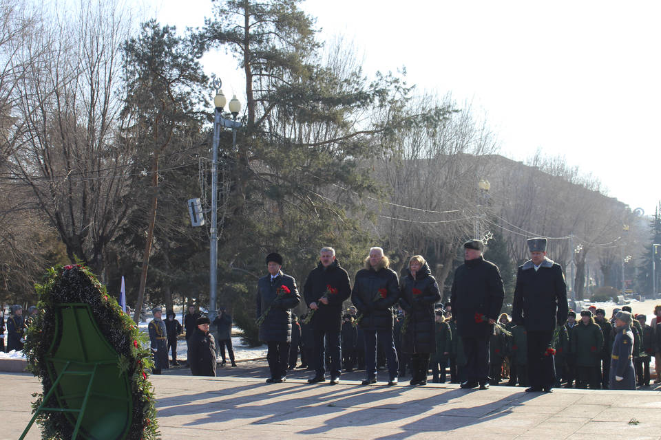 В Волгограде сотрудники Пограничного управления ФСБ России по региону возложили цветы к Вечному огню