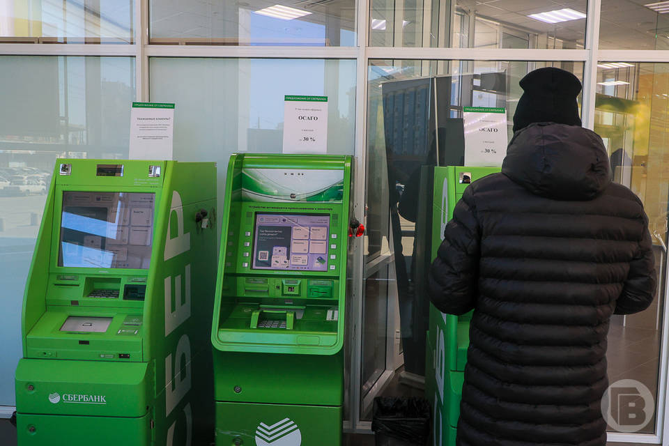 В Волгограде пенсионерку обокрали после снятия денег в банкомате