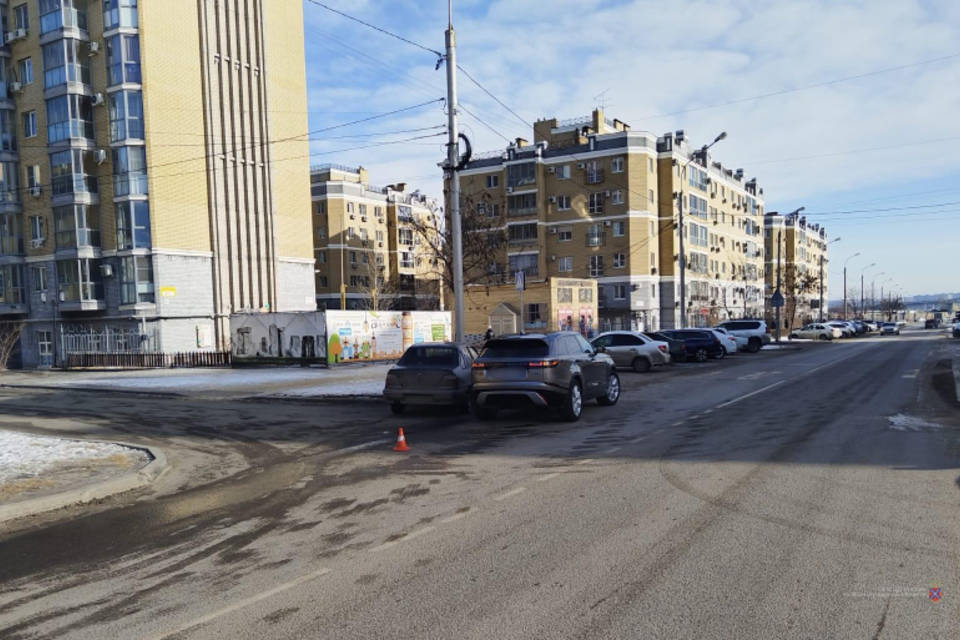 В Волгограде в ДТП с внедорожником пострадал 19-летний водитель легковой машины