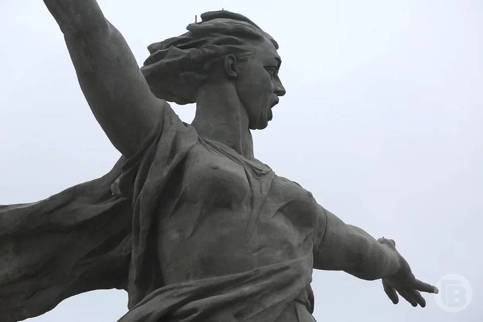 Волгоградская Родина-мать на видео сразилась со статуей Свободы из Нью-Йорка