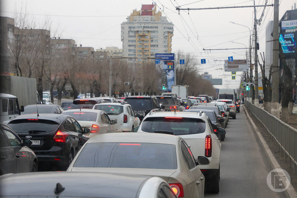 Волгоград в понедельник утром сковали пробки в 7 баллов