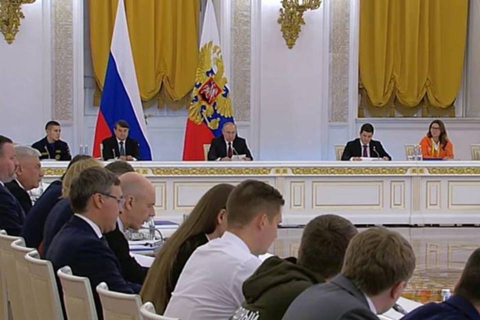 Президент Владимир Путин наградил двух волгоградцев за добросовестную работу