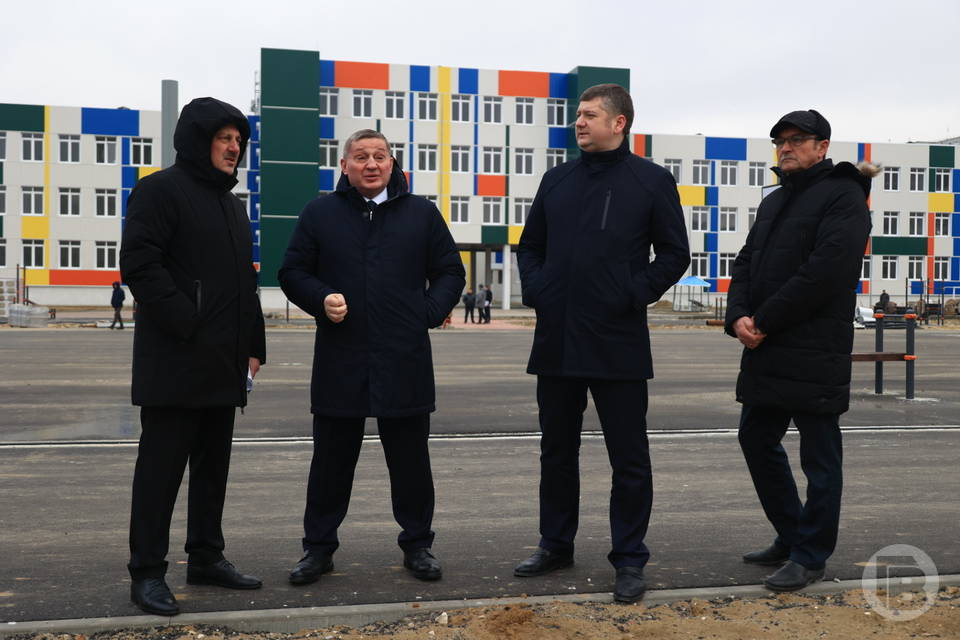 Глава Волгограда совместно с губернатором оценил ход работ по строительству школы-тысячника