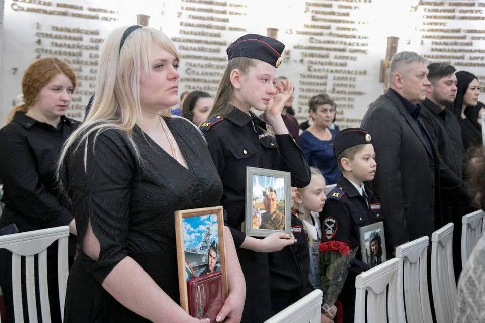 В Волгограде семьям погибших в СВО военнослужащих передали 11 орденов Мужества