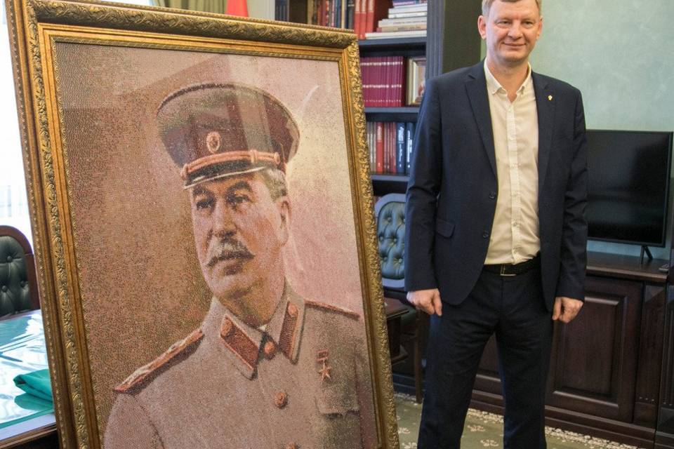 Житель Волгограда создал портрет Сталина из жемчуга