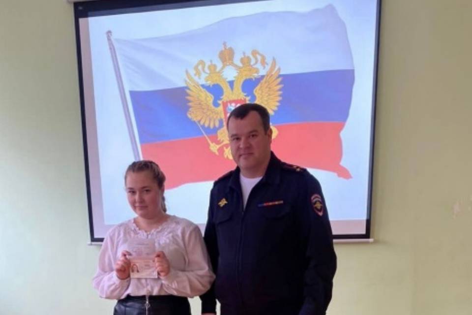 В Волгограде полицейские вручили паспорта воспитанницам школы-интерната