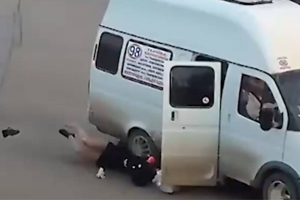 В Волгограде проверят перевозчика, из маршрутки которого выпала 19-летняя девушка