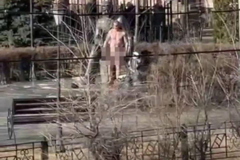 В соседнем с Волгоградским регионе голый неадекватный мужчина решил заняться спортом на улице