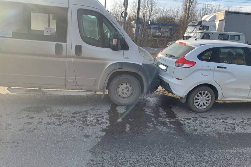 В Волгограде в ДТП с маршруткой пострадали два человека