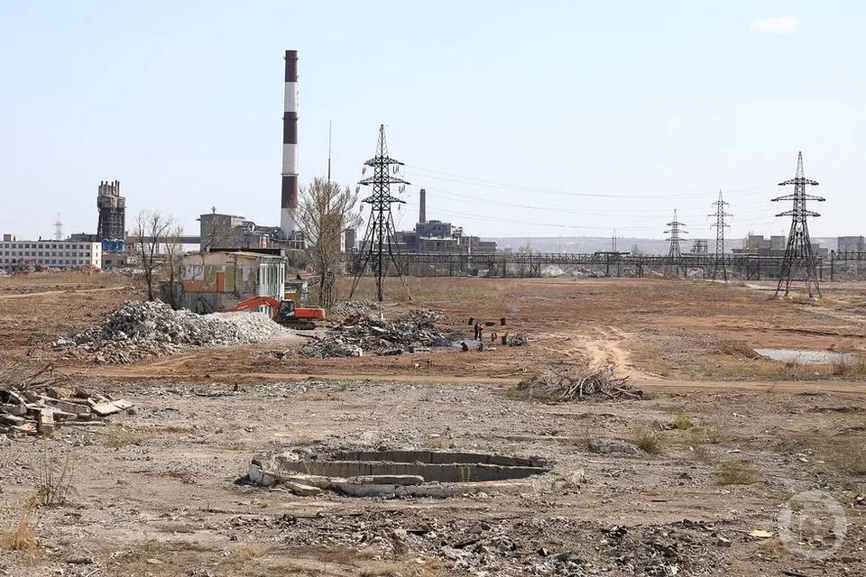 В Волгограде подорвали 80-метровую трубу завода «Химпром»