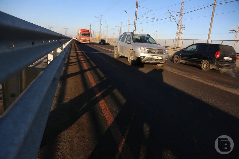 На юге Волгограда автомобиль застрял на закрытом на ремонт Марийском путепроводе