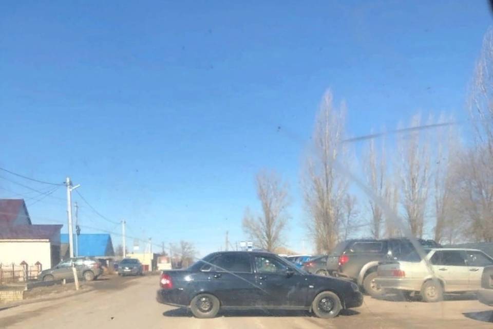 Под Волгоградом припаркованная машина чуть не устроила аварию