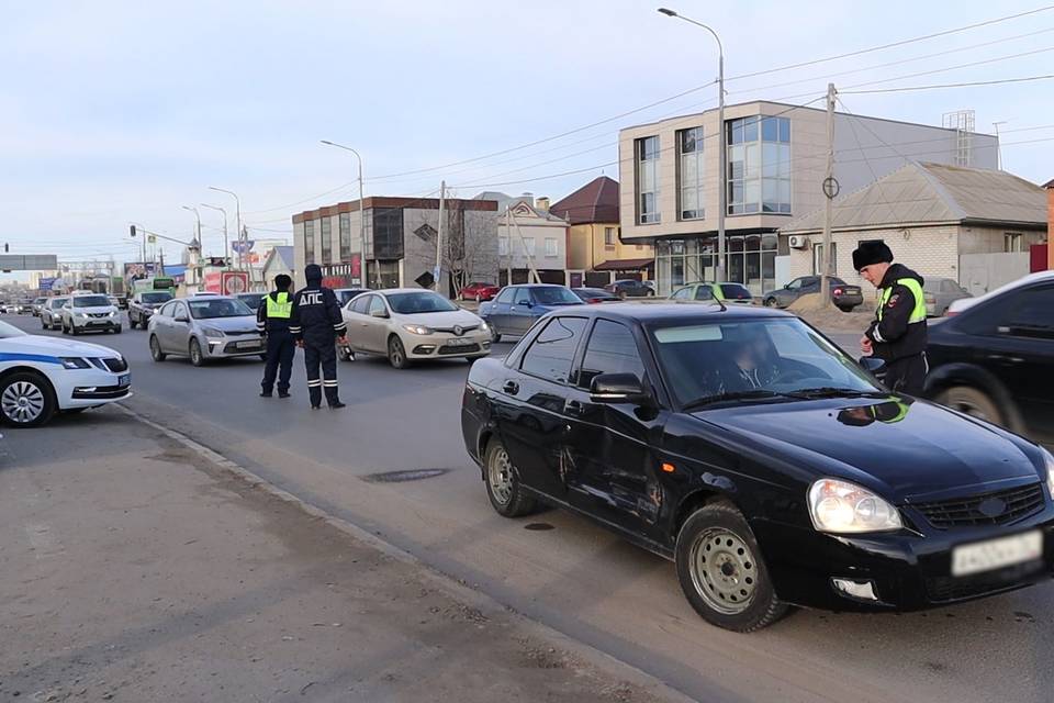 15 марта в Волгограде ловили водителей тонированных машин