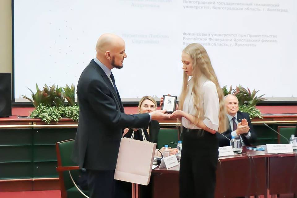 Студентка из Волгограда получила медаль известного русского предпринимателя