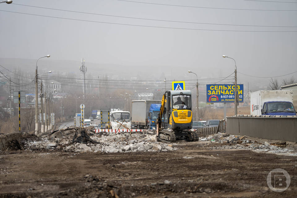Фото: изношенный асфальт сняли на Сарептском путепроводе на юге Волгограда