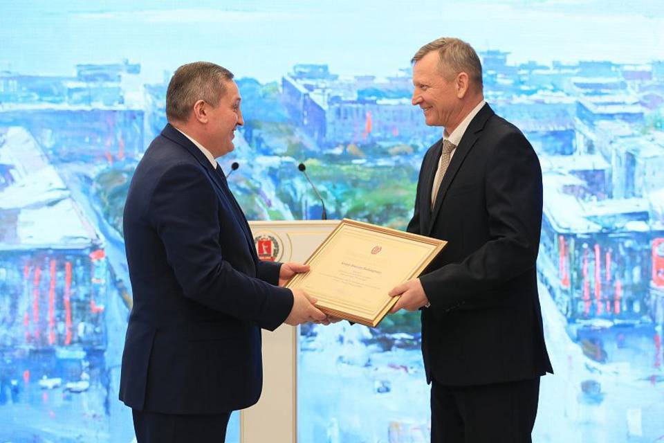 Губернатор Андрей Бочаров наградил директора ДК из Камышина Вячеслава Банкова
