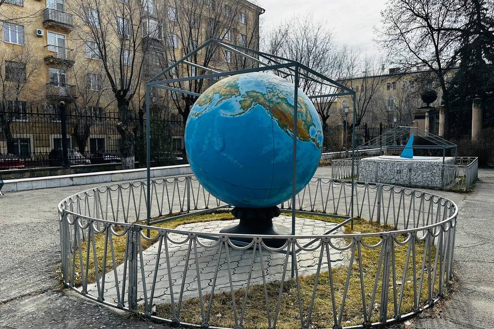 В Волгограде планетарий освободил от тента после ремонта глобус и солнечные часы