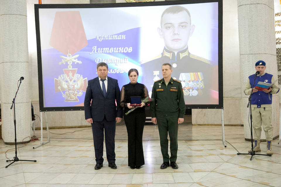 В Волгограде родным 10 воинов передали награды