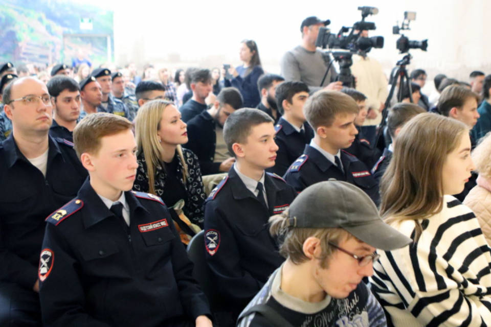 В Волгограде кадеты полицейских классов приняли участие в творческой встрече с известным режиссером