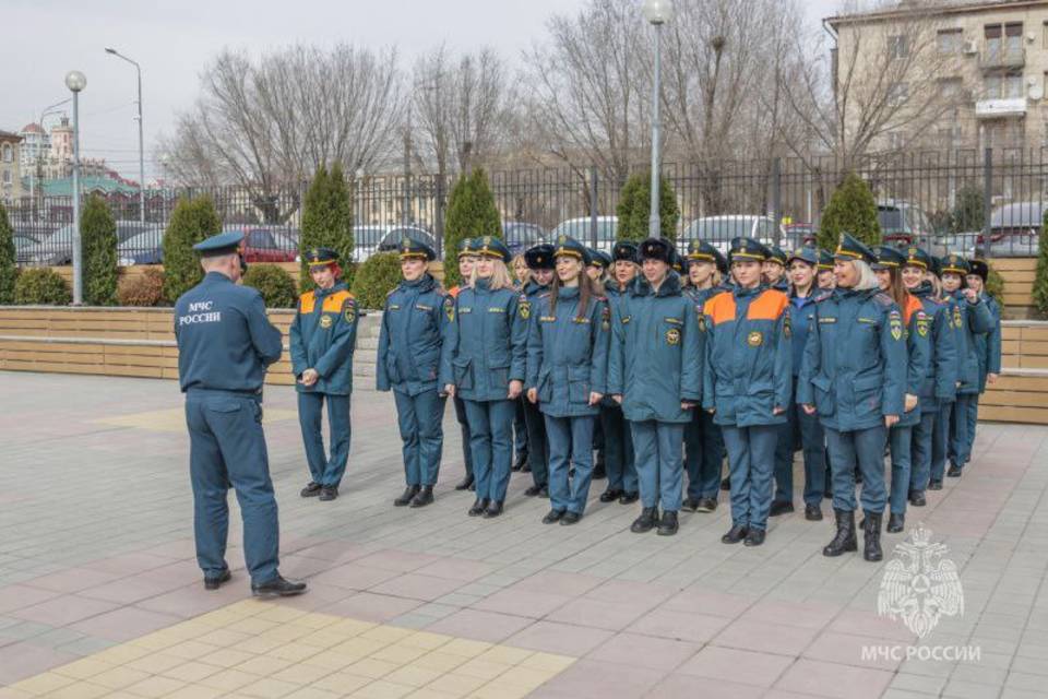 В Волгограде сотрудниц МЧС России готовят к параду Победы