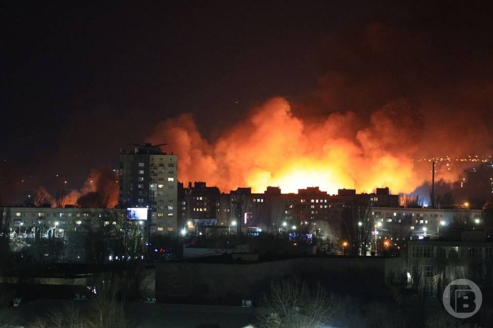 Сильный ночной пожар тушили 4 часа в Дзержинском районе Волгограда