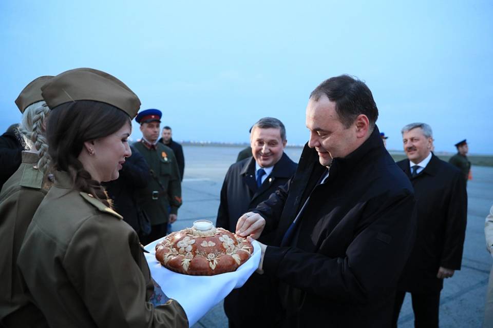 В аэропорту Волгограда белорусского премьера встретили хлебом-солью