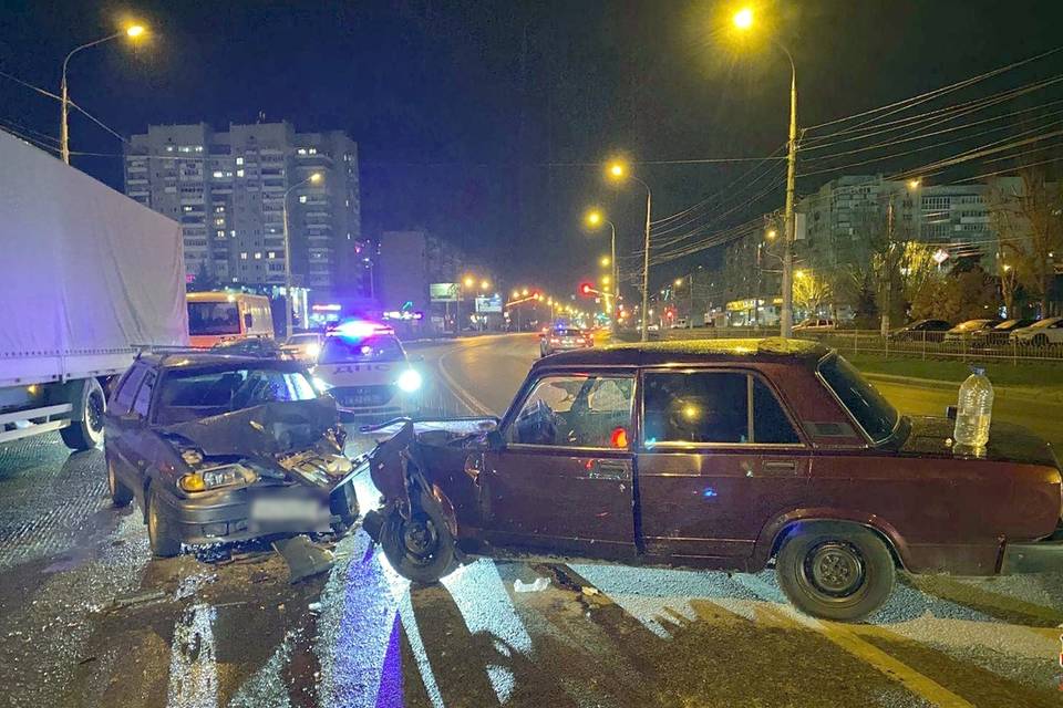 На юге Волгограда 22-летняя девушка пострадала в лобовом столкновении «ВАЗ-2107» и «ВАЗ-2114»