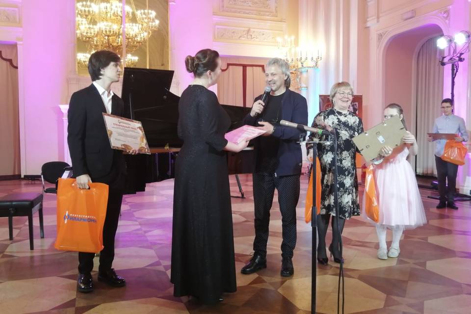 Волгоградская филармония наградила четверых российских вокалистов