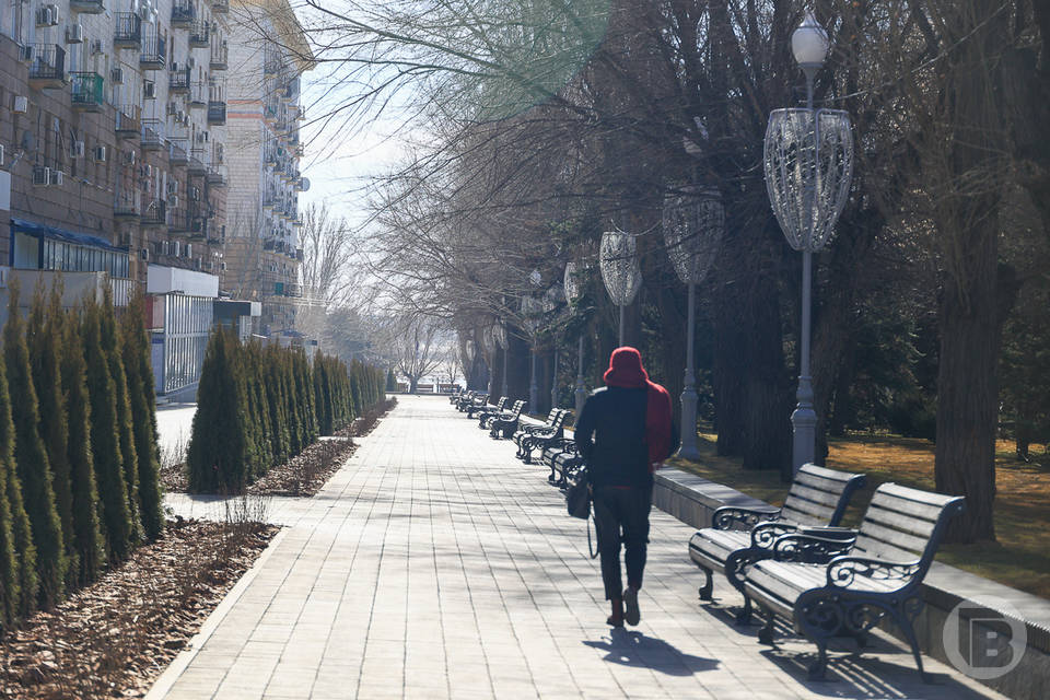 В Волгограде на Аллее Героев по гарантии перекладывают плитку