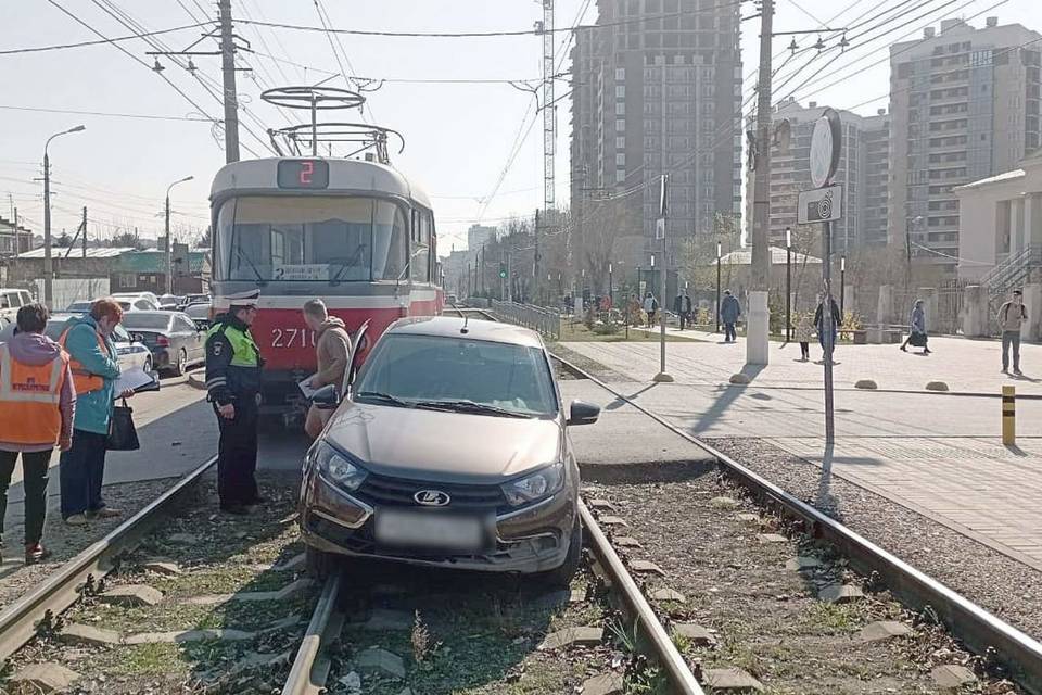 В Волгограде из-за ДТП остановились трамваи