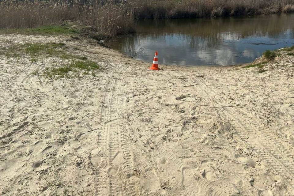 Под Волгоградом в водоеме утонула машина с двумя женщинами