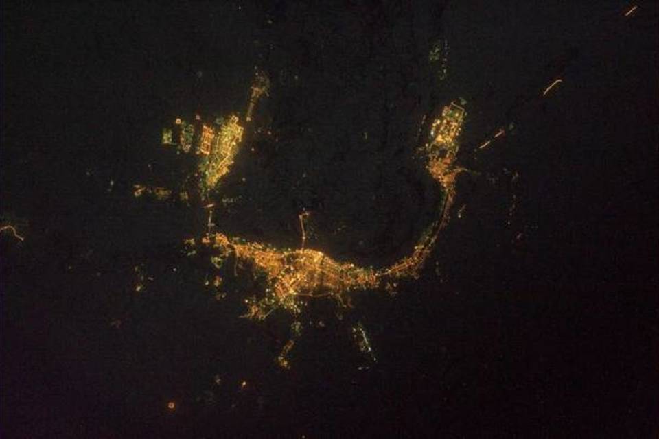 Похож на ожерелье: опубликован снимок вечернего Волгограда из космоса