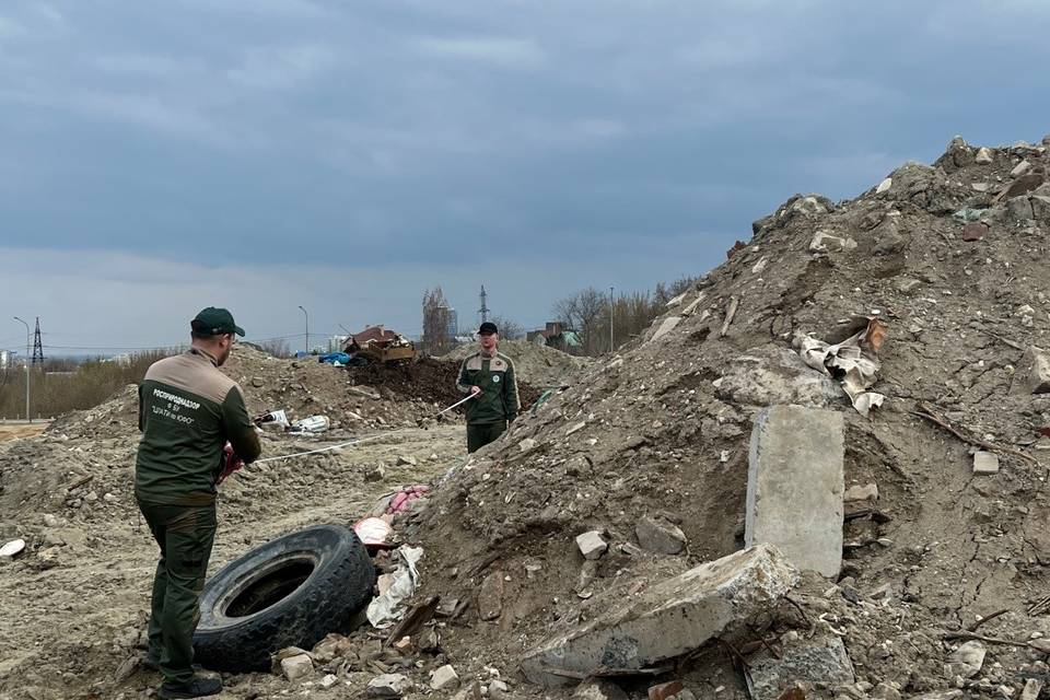 Большая свалка: КамАЗы сбрасывали отходы стройматериалов в Дзержинском районе Волгограда