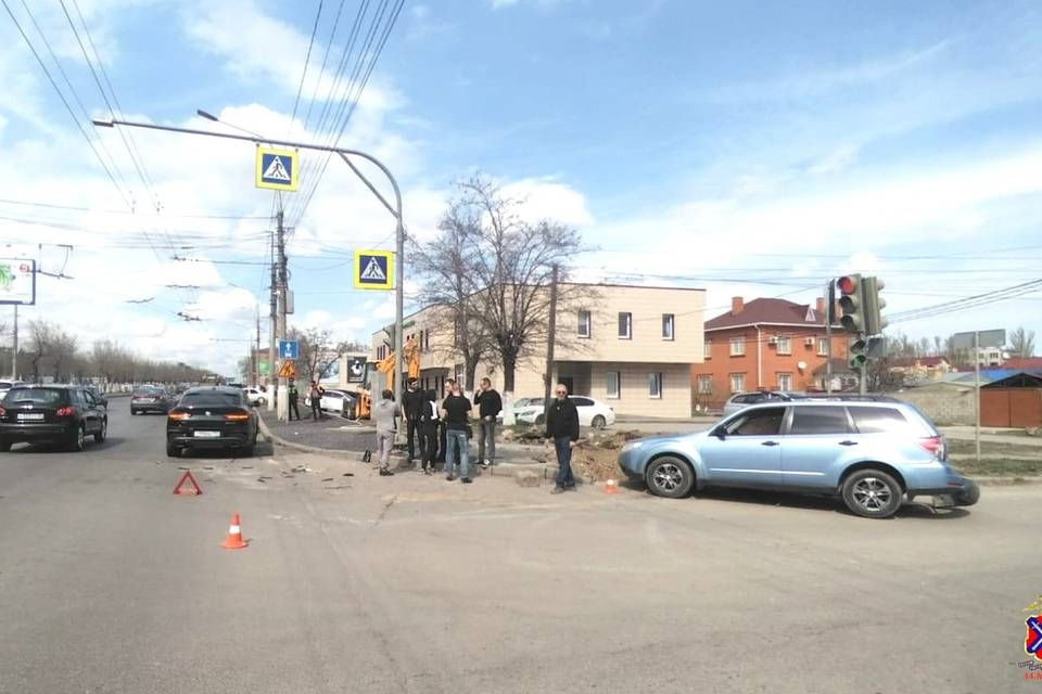 Дорожный рабочий пострадал в ДТП в Дзержинском районе Волгограда