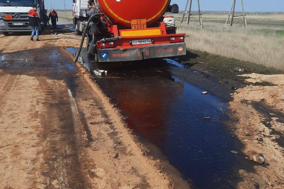 Из-за ДТП с КамАЗом нефть залила 100 квадратов земли под Волгоградом