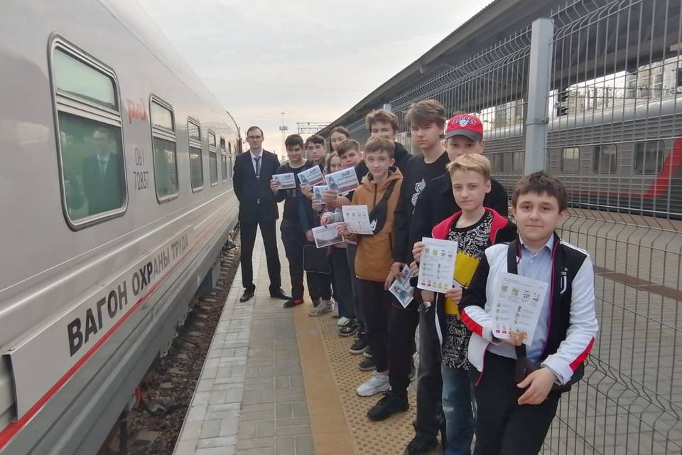 Волгоградские подростки посетили вагон охраны труда