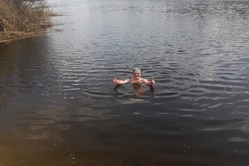 Женщина в Волгоградской области месяц назад открыла купальный сезон