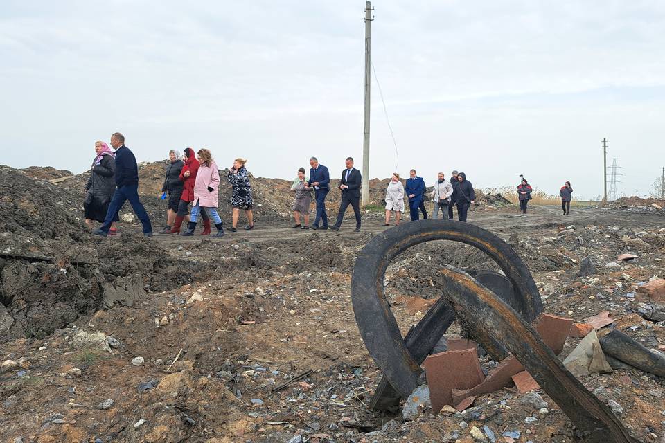 После жалоб волжан Экосовет приехал на зловонную тлеющую свалку