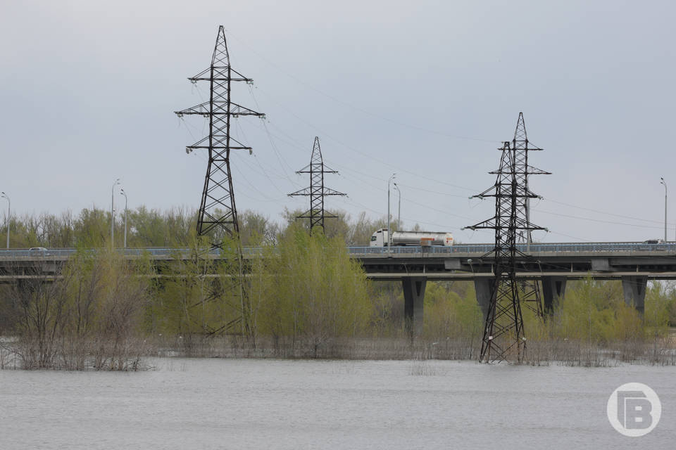Под Волгоградом паводок затопил мост, поселок Восьмое марта отрезан от «большой земли»